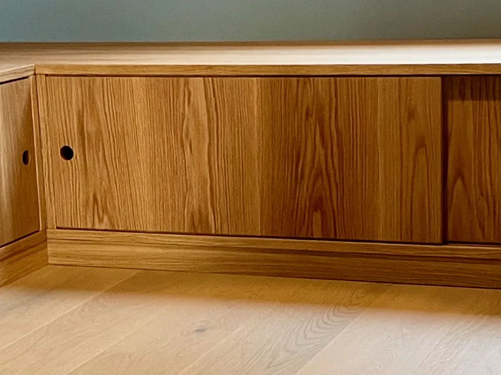 Detalj av skyvedørene i heltre eik