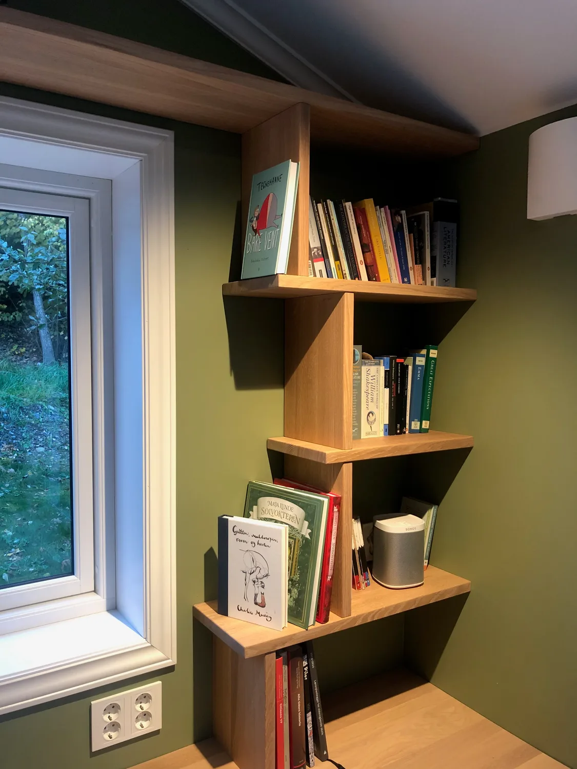 Hylle til høyre med lekent design